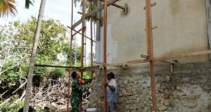 Babinsa Kuta Barat Bantu Warga Mengecat Rumah, Wujud Kepedulian dan Kebersamaan di Wilayah Binaan