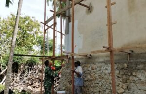 Babinsa Kuta Barat Bantu Warga Mengecat Rumah, Wujud Kepedulian dan Kebersamaan di Wilayah Binaan