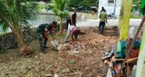 Babinsa Koramil 01/Sukajaya Bersama Nelayan Gampong Jaboi Gotong Royong Bersihkan Kantor Panglima Laot