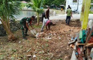 Babinsa Koramil 01/Sukajaya Bersama Nelayan Gampong Jaboi Gotong Royong Bersihkan Kantor Panglima Laot