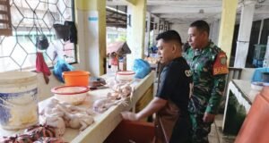 Babinsa Kuta Barat Pantau Harga Ayam Potong, Wujudkan Stabilitas Pangan di Wilayah Binaan