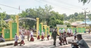 Babinsa Koramil 02/Sukakarya Bantu Siswa SDN 3 Sabang Menyebrang Jalan, Wujud Kepedulian TNI Terhadap Keselamatan Pelajar