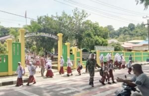 Babinsa Koramil 02/Sukakarya Bantu Siswa SDN 3 Sabang Menyebrang Jalan, Wujud Kepedulian TNI Terhadap Keselamatan Pelajar