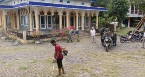 Pererat Silaturahmi, Babinsa Aneuk Laot Turun Langsung Gotong Royong Bersama Warga