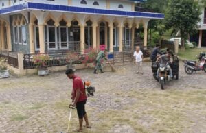 Pererat Silaturahmi, Babinsa Aneuk Laot Turun Langsung Gotong Royong Bersama Warga