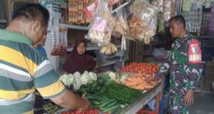 Cegah Lonjakan Harga, Babinsa Koramil 01/Sukajaya Lakukan Pemantauan Sembako