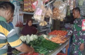 Cegah Lonjakan Harga, Babinsa Koramil 01/Sukajaya Lakukan Pemantauan Sembako