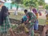 Babinsa Berawang Bantu Ibu PKK Gotong Royong Bersihkan Halaman Kantor Keuchik