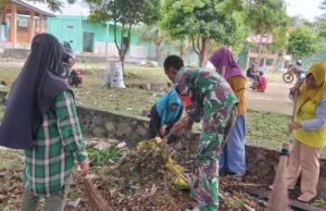 Babinsa Berawang Bantu Ibu PKK Gotong Royong Bersihkan Halaman Kantor Keuchik