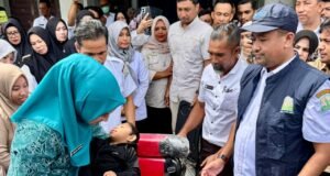 Ny. Marlina Muzakir Serahkan Kursi Roda untuk Anak Disabilitas Aceh