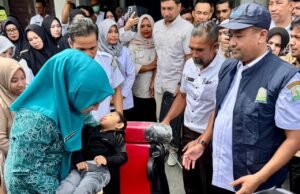 Ny. Marlina Muzakir Serahkan Kursi Roda untuk Anak Disabilitas Aceh