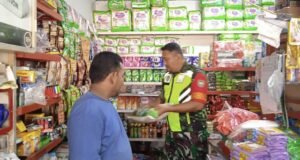 Dekat dengan Rakyat, Babinsa Koramil 01/Sukajaya Aktif Pantau Kondisi Ekonomi Warga