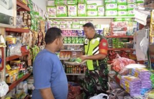 Dekat dengan Rakyat, Babinsa Koramil 01/Sukajaya Aktif Pantau Kondisi Ekonomi Warga