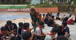 Wujudkan Generasi Muda Hebat, Babinsa Koramil 02/Sukakarya Bentuk Karakter Siswa Melalui Kegiatan Pramuka
