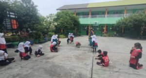 Tumbuhkan Mental Tangguh, Babinsa Kuta Ateuh Dampingi Siswa SDN 1 Sabang Siapkan Perlombaan