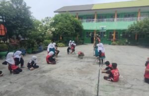Tumbuhkan Mental Tangguh, Babinsa Kuta Ateuh Dampingi Siswa SDN 1 Sabang Siapkan Perlombaan