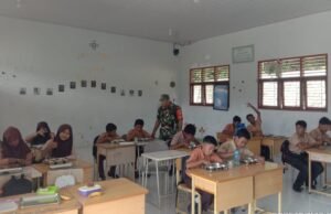 Babinsa Balohan Pantau Program Makan Bergizi di SMPN 3 Sabang, Dukung Generasi Sehat dan Cerdas