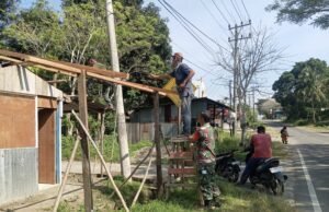 Babinsa Koramil 01/Sukajaya Bantu Warga Bangun Warung, Wujud Nyata Kemanunggalan TNI dan Rakyat