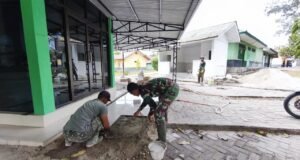 Tingkatkan Kenyamanan Tempat Ibadah, Tim Harbang Kodim 0112/Sabang Pasang Granit Teras Meunasah