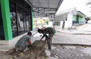 Tingkatkan Kenyamanan Tempat Ibadah, Tim Harbang Kodim 0112/Sabang Pasang Granit Teras Meunasah