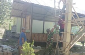 Babinsa Koramil 01/Sukajaya Bantu Warga Cor Pondasi Rumah, Wujud Nyata Kemanunggalan TNI dan Rakyat