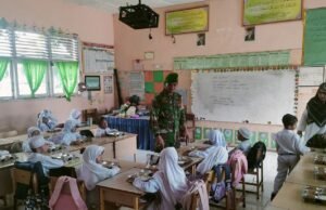 Wujudkan Generasi Unggul, Babinsa Pantau Program Makan Bergizi di Sekolah