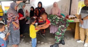 Babinsa Gampong Keuneukai Bersama Kader Posyandu Gelar Kegiatan Pemberian Makanan Tambahan Anak Stunting