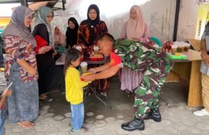 Babinsa Gampong Keuneukai Bersama Kader Posyandu Gelar Kegiatan Pemberian Makanan Tambahan Anak Stunting