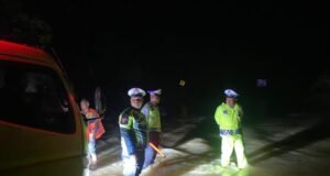 Banjir Menggenangi Jalan Nasional di Kabupaten Subulussalam Aceh, Polres Bantu Warga dan Tertipkan Arus Lalulintas