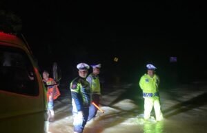 Banjir Menggenangi Jalan Nasional di Kabupaten Subulussalam Aceh, Polres Bantu Warga dan Tertipkan Arus Lalulintas