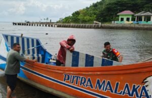 Babinsa Koramil 01/Sukajaya Bantu Nelayan Perbaiki Boat di Gampong Jaboi