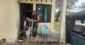 Wujud Kepedulian, Babinsa Kuta Ateuh Bantu Warga Lansia Binaan Berobat ke Rumah Sakit