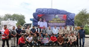 Gubernur Aceh Yang Diwakili Sekdis Sosial Aceh Menyerahkan Bantuan Untuk Korban Banjir Aceh Jaya