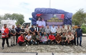 Gubernur Aceh Yang Diwakili Sekdis Sosial Aceh Menyerahkan Bantuan Untuk Korban Banjir Aceh Jaya
