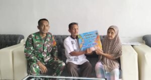 Babinsa Koramil 01/Sukajaya Dampingi Aparatur Gampong Beurawang Salurkan BLT-DD kepada Warga