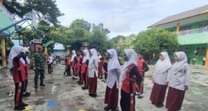 Wujud Kepedulian TNI pada Dunia Pendidikan, Babinsa Kuta Ateuh Latih Baris Berbaris Siswa SDN 1 Sabang