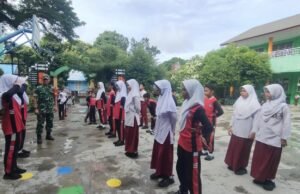 Wujud Kepedulian TNI pada Dunia Pendidikan, Babinsa Kuta Ateuh Latih Baris Berbaris Siswa SDN 1 Sabang