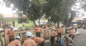 Babinsa Kuta Ateuh Bangun Kesadaran Lingkungan di Kalangan Pelajar Lewat Aksi Gotong Royong