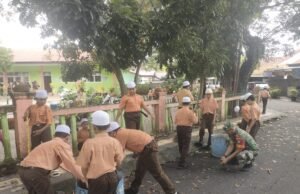 Babinsa Kuta Ateuh Bangun Kesadaran Lingkungan di Kalangan Pelajar Lewat Aksi Gotong Royong
