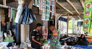 Babinsa Koramil 02/Sukakarya Turun ke Pasar, Cek Stabilitas Harga dan Jalin Kedekatan dengan Pedagang