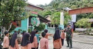 Tumbuhkan Sikap Disiplin, Babinsa Krueng Raya Latih Siswa SDN 17 Sabang PBB