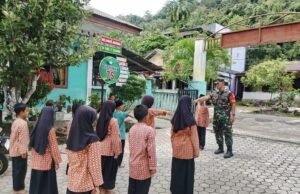Tumbuhkan Sikap Disiplin, Babinsa Krueng Raya Latih Siswa SDN 17 Sabang PBB