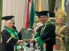 Rektor Umuslim Beri Beasiswa pada Wisudawan Angkatan-39