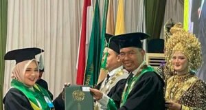 Rektor Umuslim Beri Beasiswa pada Wisudawan Angkatan-39