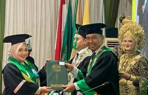 Rektor Umuslim Beri Beasiswa pada Wisudawan Angkatan-39