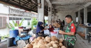 Babinsa Kuta Barat Silaturahmi Dengan Pedagang Pasar Tradisional, Pantau Perkembangan Harga Barang Kebutuhan Warga