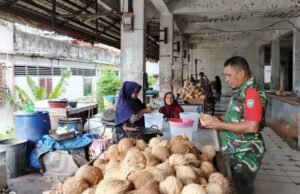Babinsa Kuta Barat Silaturahmi Dengan Pedagang Pasar Tradisional, Pantau Perkembangan Harga Barang Kebutuhan Warga