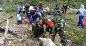 Langkah Kecil untuk Alam: Babinsa Balohan Bersama Siswa SMPN 3 Sabang Gotong Royong Bersihkan Pantai