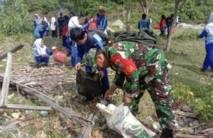Langkah Kecil untuk Alam: Babinsa Balohan Bersama Siswa SMPN 3 Sabang Gotong Royong Bersihkan Pantai