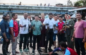Mualem lakukan Panen perdana Lobster Di Ule Lheue